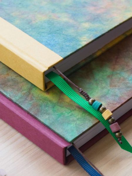 cuadernos-artesanales-a5-y-a6-animamundi-arcoiris-detalle-marcapaginas